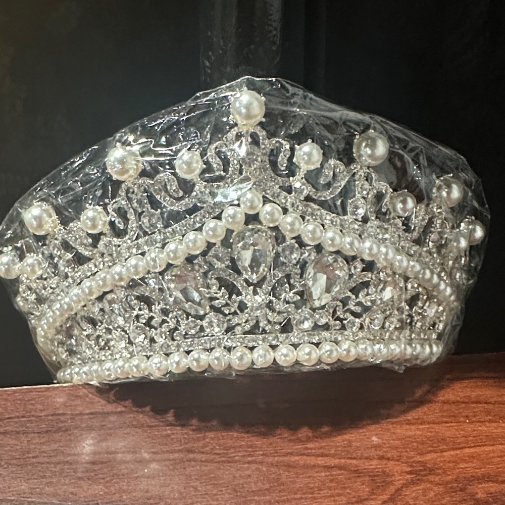 Elegant Silver and White Pearl Tiara
Perfect for bridal and prom season